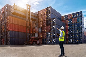 Understand the risks of import/export trade and how to manage them