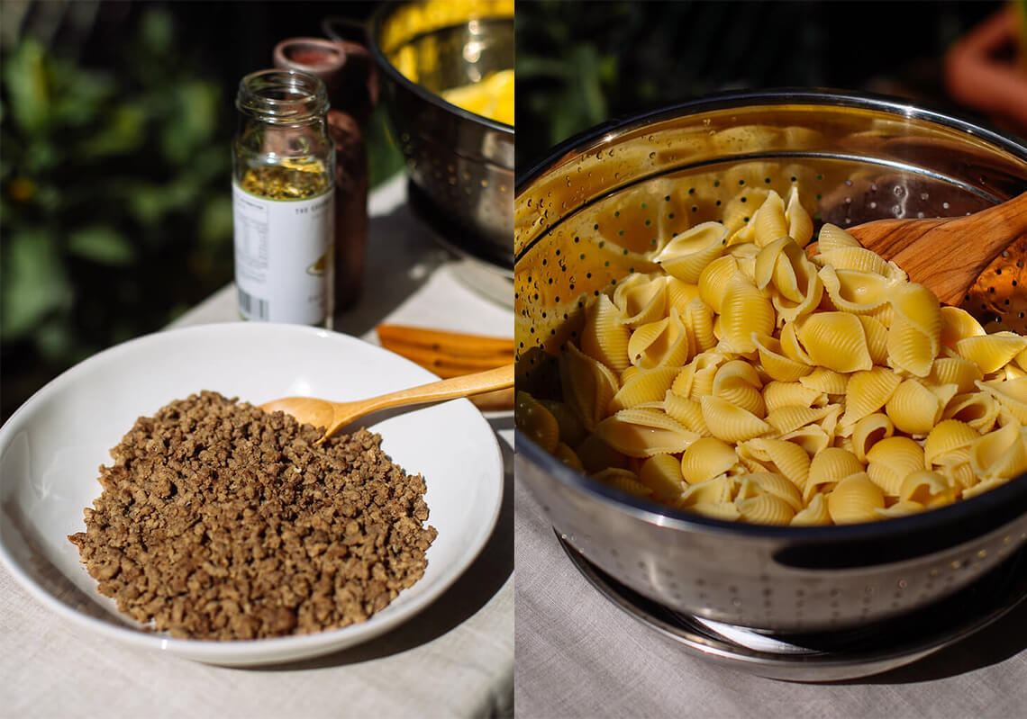 Boil the pasta in a pot of water (add 1 tablespoon of salt to water), simultaneously cook the beef with olive oil.