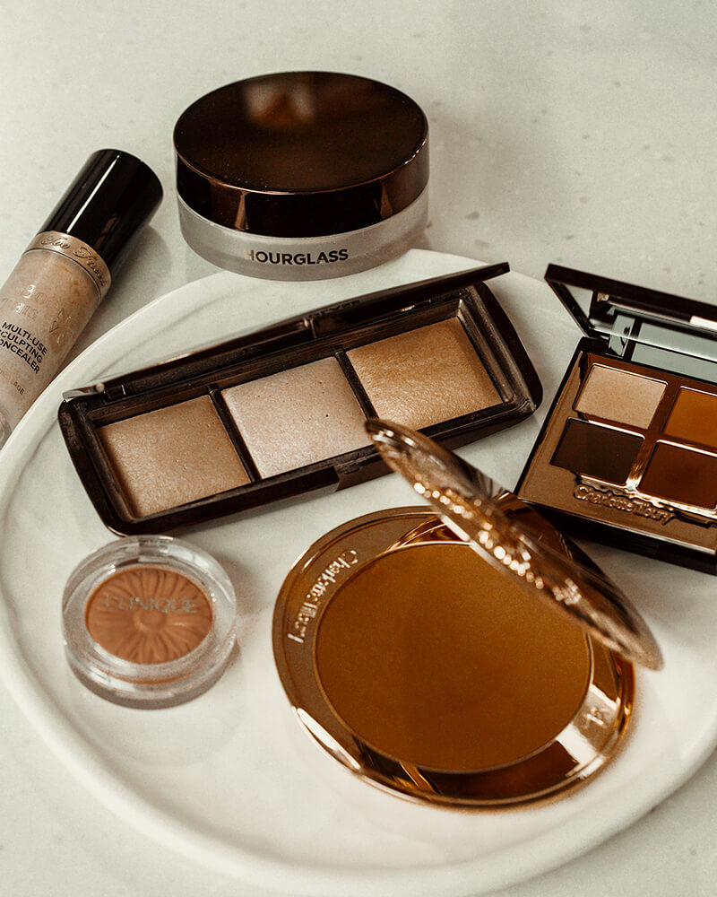 Roseanne opted for a pared-back complexion with an added touch of luminescence to seal the entire look. She combined all three multi-dimensional powder shades and swept it all over the face, exuding a fresh-faced radiance without the harshness of a highlighter.